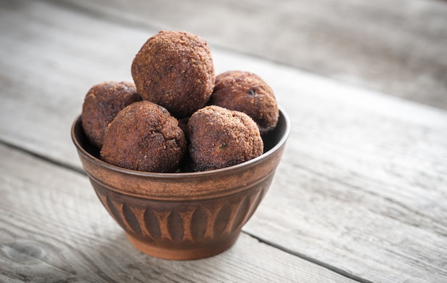 Bol de boulettes de viande sur un fond en bois