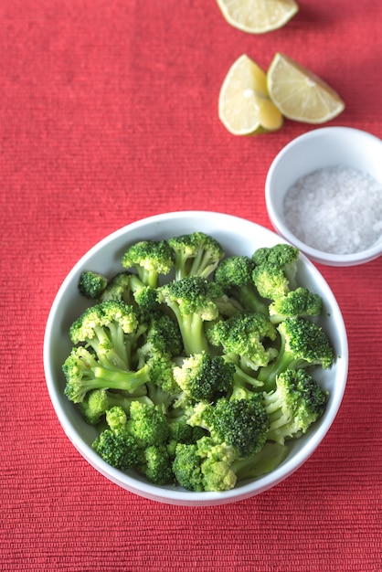 Bol de brocoli cuit avec assaisonnements