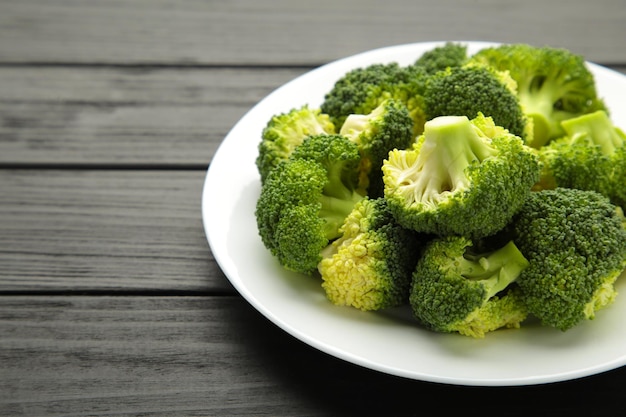 Un bol de brocoli vert cuit sur fond sombre. Vue de dessus.