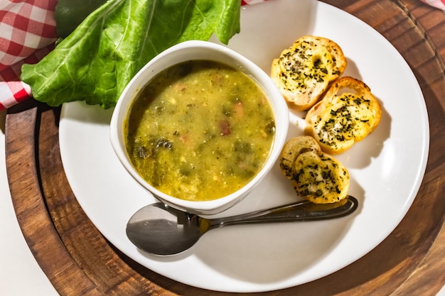 Bol de Caldo Verde sur la table.