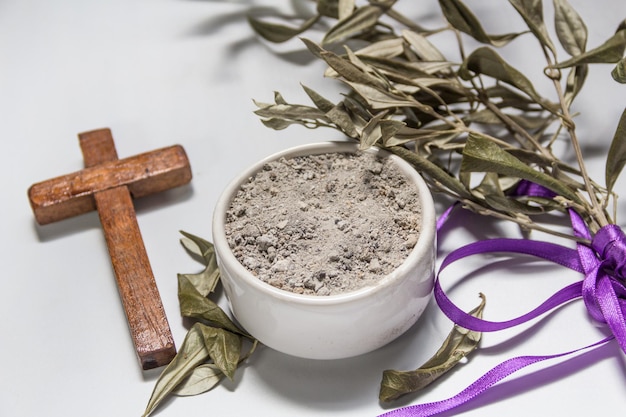 Bol avec cendres, rameau d'olivier et croix, symboles du mercredi des Cendres