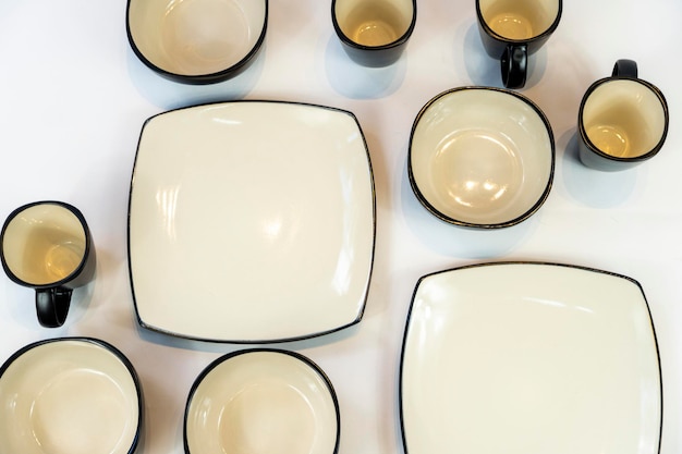 Bol en céramique blanche isolé sur fond blanc assiettes et bols disposés de couleur noire les frettes