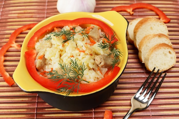 Bol en céramique avec riz pilaf.