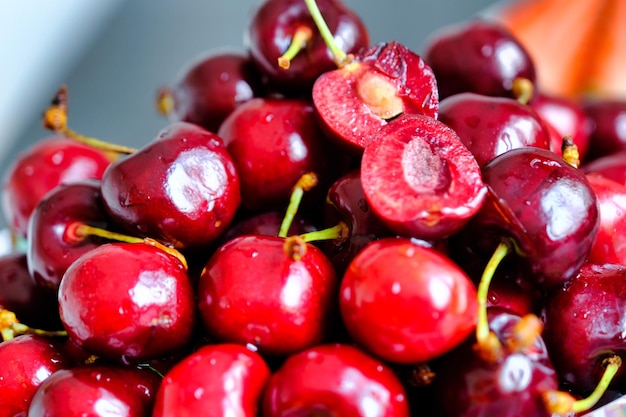 Un bol de cerises fraîches