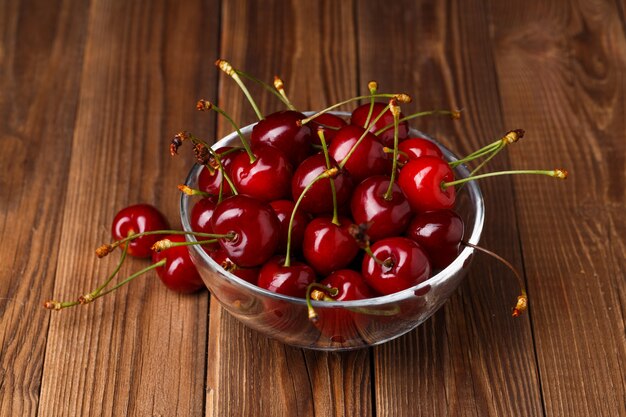 Bol avec des cerises rouges fraîches.