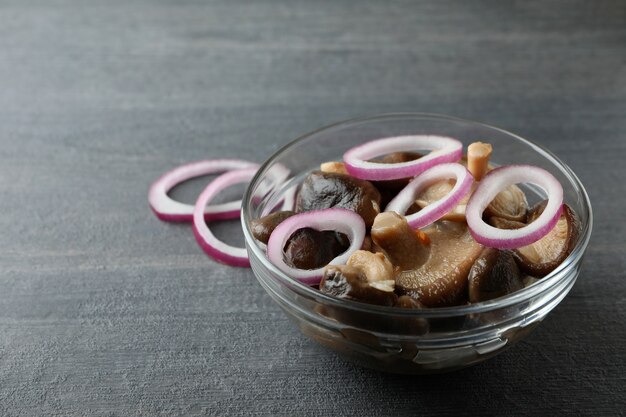 Bol de champignons marinés sur table en bois foncé