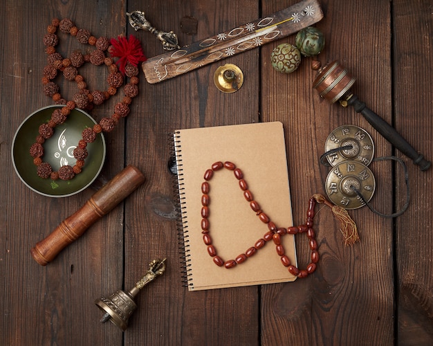 Bol chantant en cuivre, perles de prière, tambour de prière et autres objets religieux tibétains pour la méditation