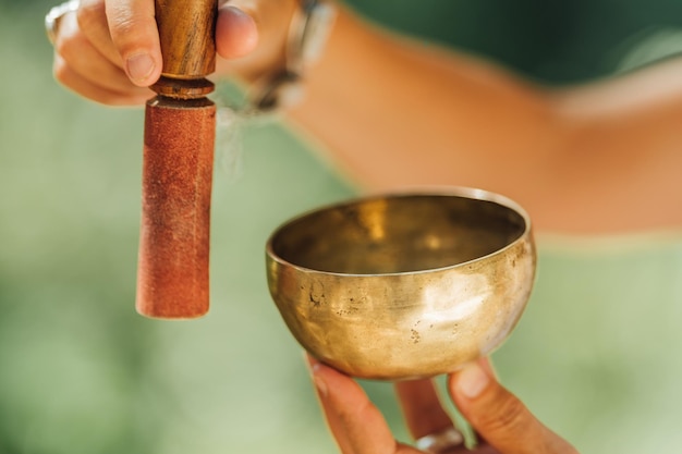 Bol chantant tibétain dans les mains du guérisseur sonore