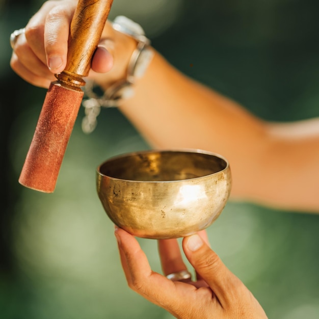 Bol chantant tibétain dans les mains du guérisseur sonore