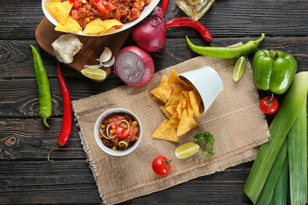 Bol avec chili con carne et nachos sur table