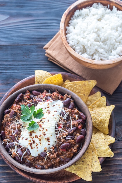 Bol de chili con carne avec riz blanc