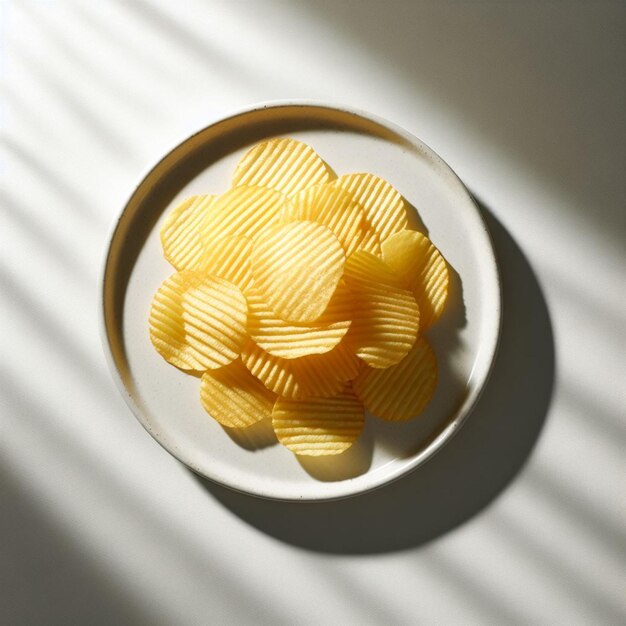 Photo un bol de chips de pommes de terre avec une coquille jaune sur fond blanc