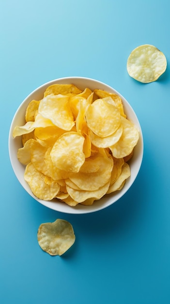 Un bol de chips de pommes de terre sur un fond bleu