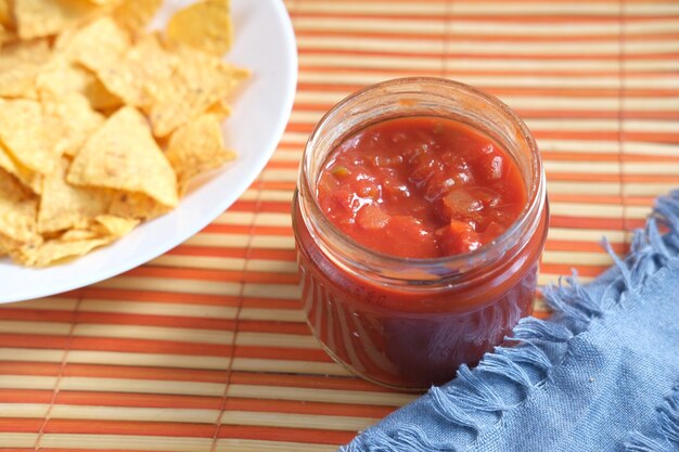 Un bol de chips et de salsa sur table