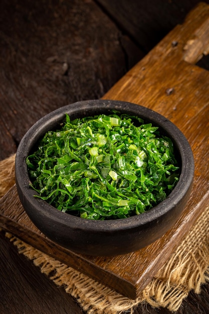 Bol de chou vert haché sauté à l'huile d'olive et à l'ail.