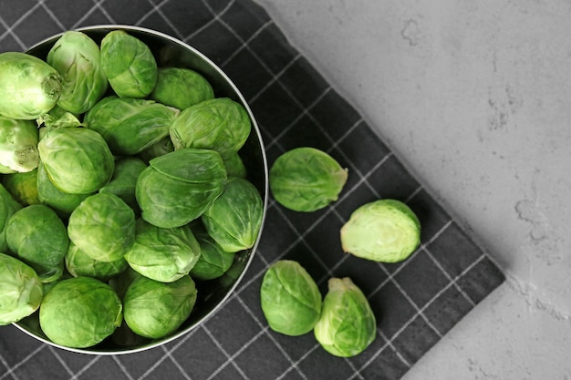 Bol avec des choux de Bruxelles crus frais sur table