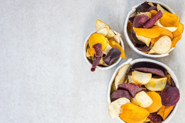 Bol de collation saine à partir de chips de légumes