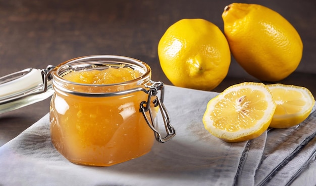 Bol de confiture de citron avec des fruits frais sur une table en bois