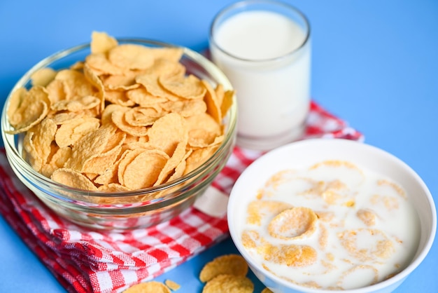 bol de cornflakes petit-déjeuner et collation pour un concept d'alimentation saine, petit-déjeuner matinal céréales complètes fraîches, cornflakes avec du lait sur fond bleu