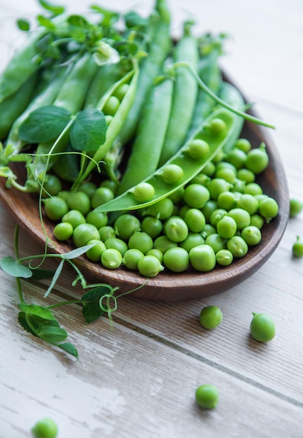 Bol avec cosses de pois de senteur