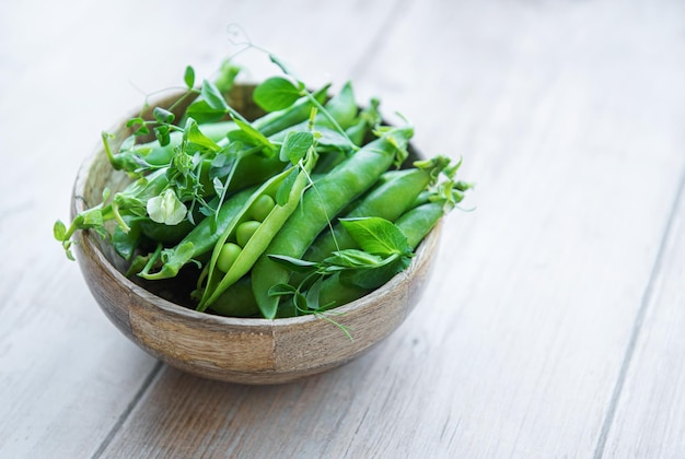 Bol avec cosses de pois de senteur