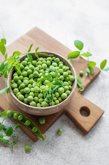 Bol avec cosses de pois de senteur