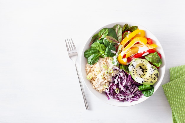 Bol à couscous végétarien avec avocat, poivrons, épinards et chou rouge