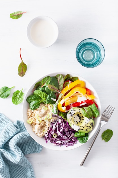 Bol à couscous végétarien avec avocat, poivrons, épinards et chou rouge