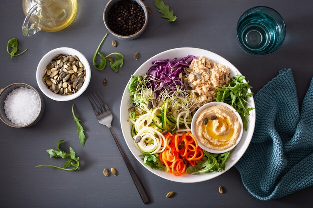 Bol à couscous végétarien avec carottes et courgettes en spirale, houmous et chou rouge