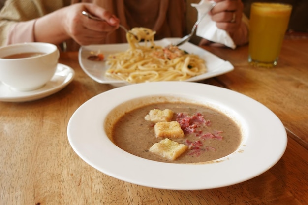 Un bol de crème de champignons