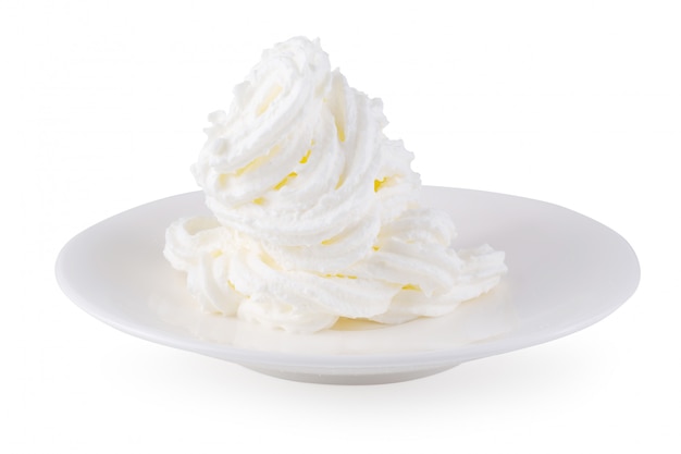 Bol de crème fouettée isolée sur fond blanc