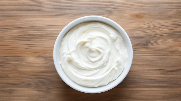 un bol de crème fouettée sur une table en bois