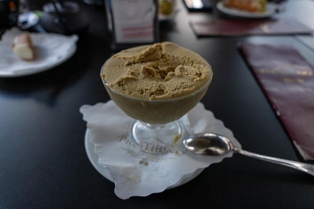 Un bol de crème glacée est posé sur une serviette sur une table.