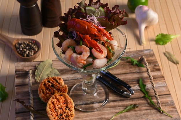 Un bol de crevettes et salade avec un côté de pain