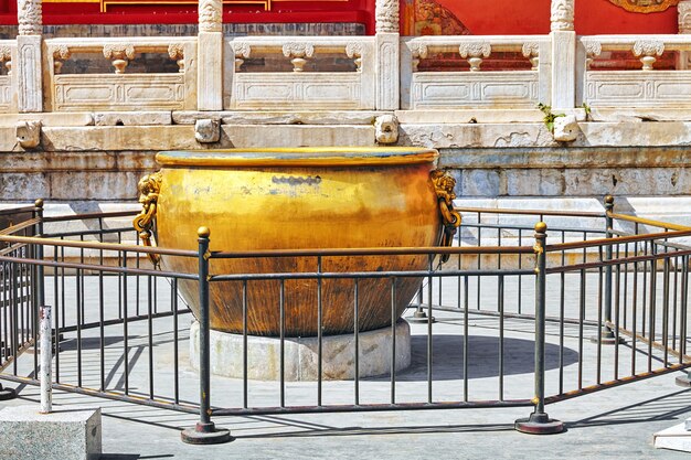 Bol en cuivre à l'intérieur du territoire du Musée de la Cité Interdite à Pékin, au coeur de la ville, Chine.