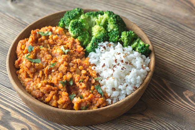 Bol de curry de lentilles rouges avec riz blanc et brocoli