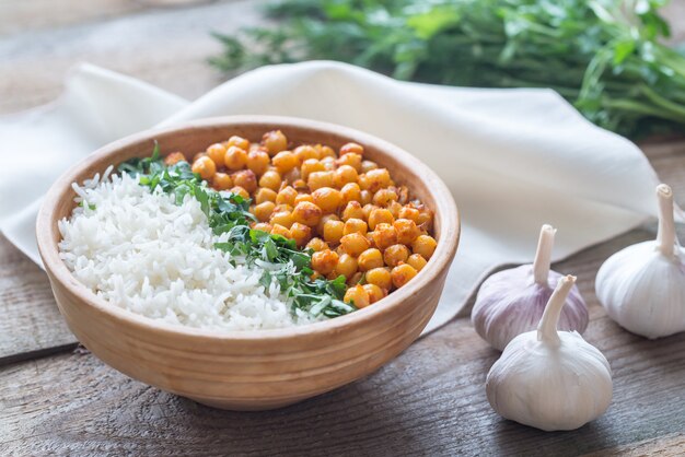 Bol de curry de pois chiches avec du riz blanc et de la coriandre fraîche