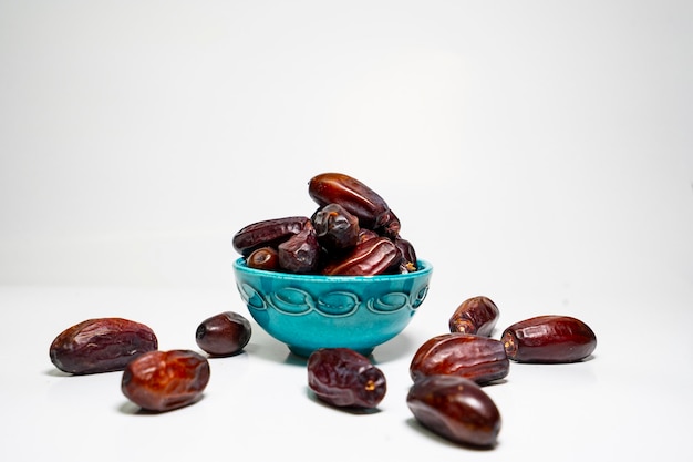 Un bol de dattes séchées isolé sur fond blanc. Ramadan Kareem, dates