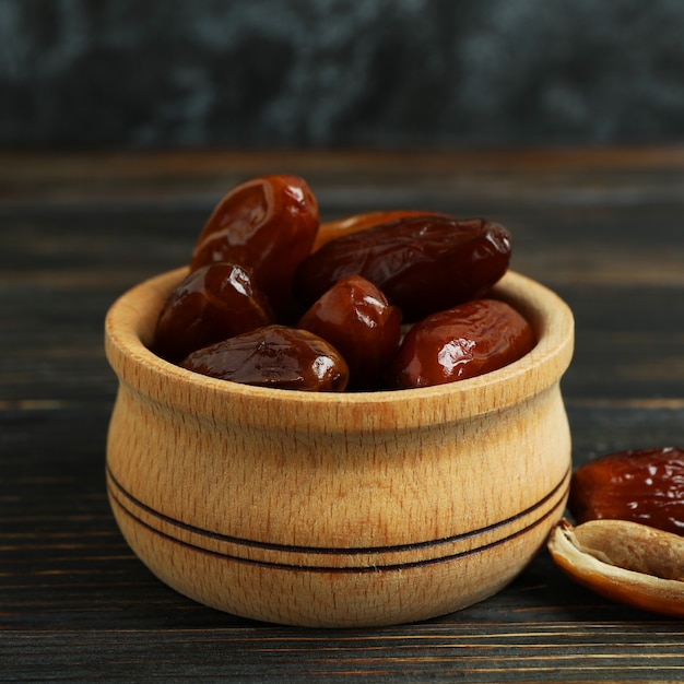 Bol Avec Dattes Séchées Sur Table En Bois