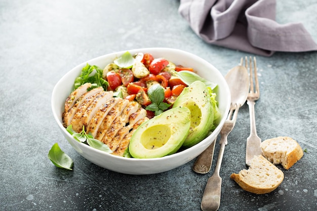 Bol à déjeuner Caprese avec poulet grillé