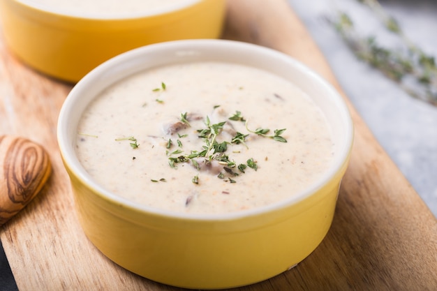 Un bol de délicieuse crème maison de soupe aux champignons.