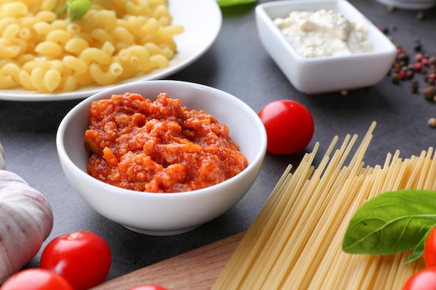 Bol avec une délicieuse sauce bolognaise pour pâtes sur table