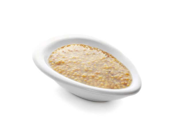 Photo bol de délicieuse sauce moutarde de dijon sur fond blanc
