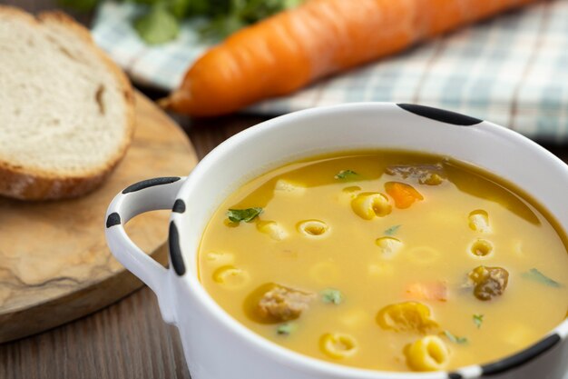 Un bol de délicieuse soupe brésilienne avec du bœuf, des légumes, des nouilles, des carottes et des pommes de terre.