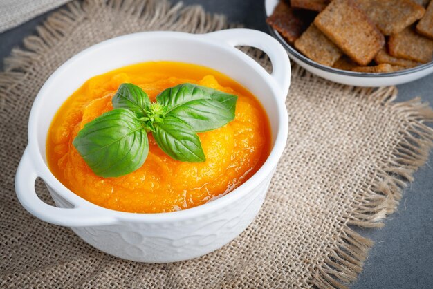 Bol de délicieuse soupe à la citrouille d'automne avec des croûtons de seigle