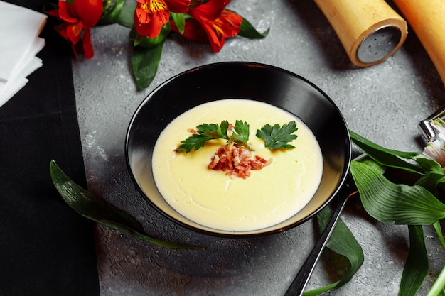 Bol de délicieuse soupe à la crème au fromage avec bacon