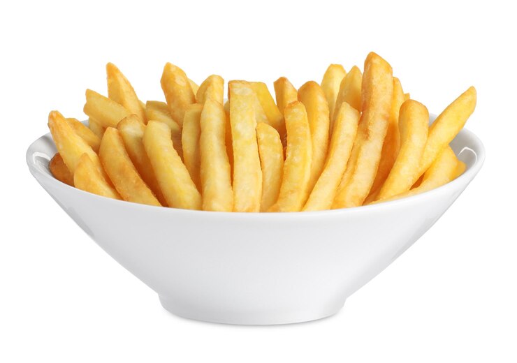 Photo bol avec de délicieuses frites sur fond blanc