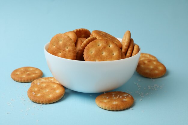 Bol avec de délicieux biscuits craquelins