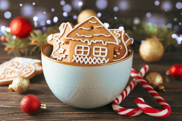 Bol De Délicieux Biscuits De Noël Faits Maison, Bonbons, Jouets Sur Bois, Espace Pour Le Texte. Fermer