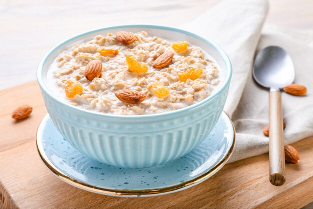 Bol avec de délicieux flocons d'avoine sucrés sur la table